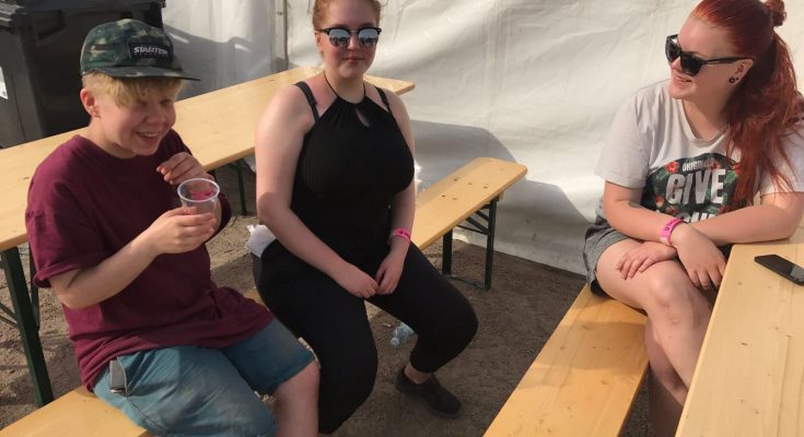 Kolme nuorta Festaripörssi-hankkeen vapaaehtoista istuvat penkeillä